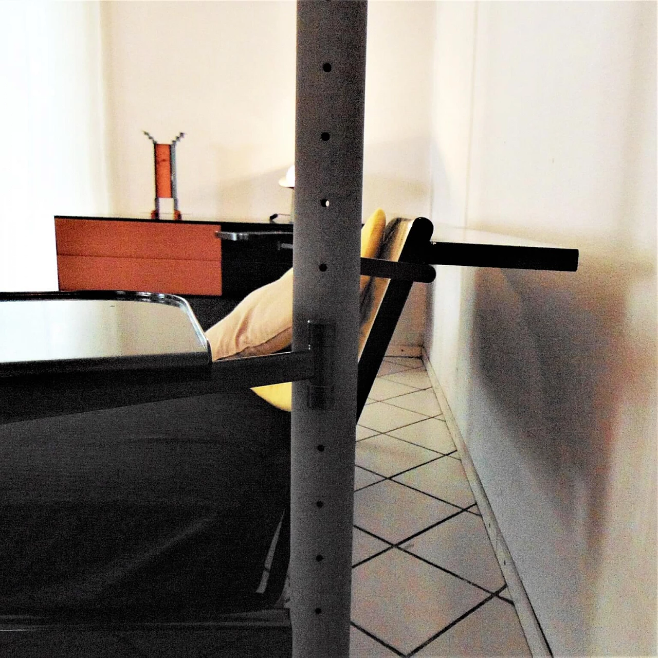 Letto a baldacchino e cassettiera lacca satin e lucido scuro, Sormani, Italia, 1989 1069390