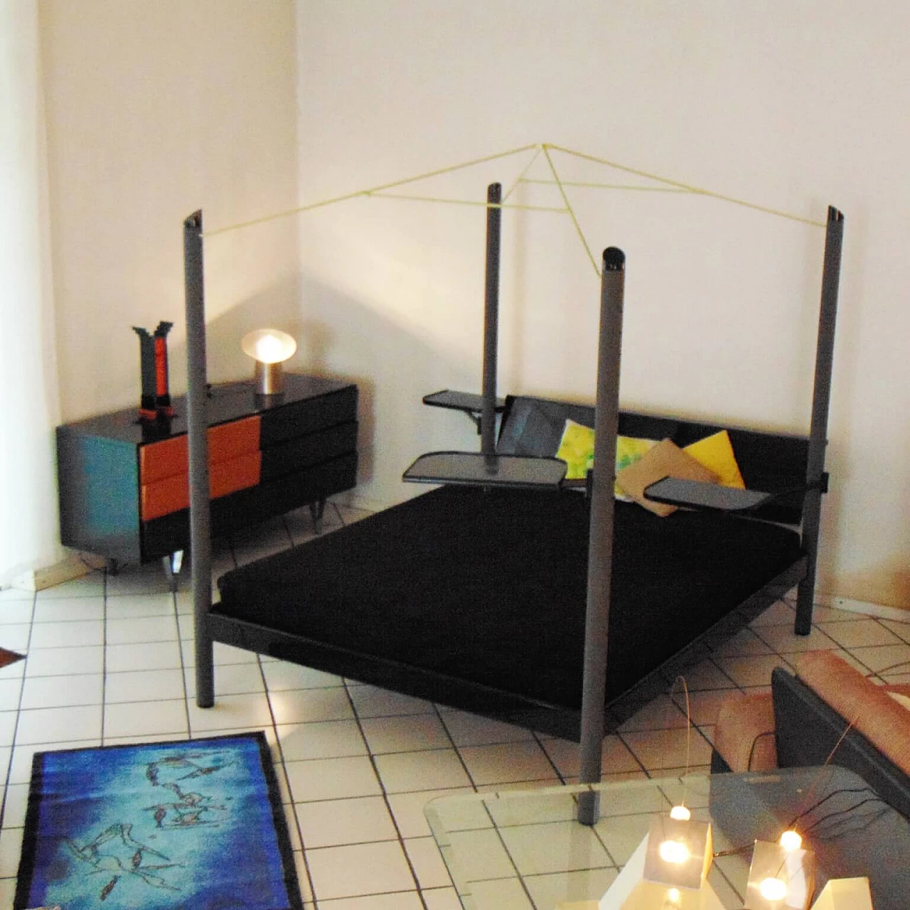 Letto a baldacchino e cassettiera lacca satin e lucido scuro, Sormani, Italia, 1989 1069397