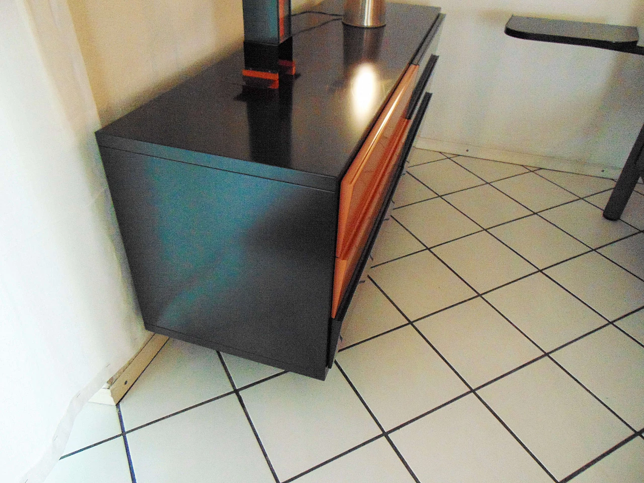 Letto a baldacchino e cassettiera lacca satin e lucido scuro, Sormani, Italia, 1989 1069400