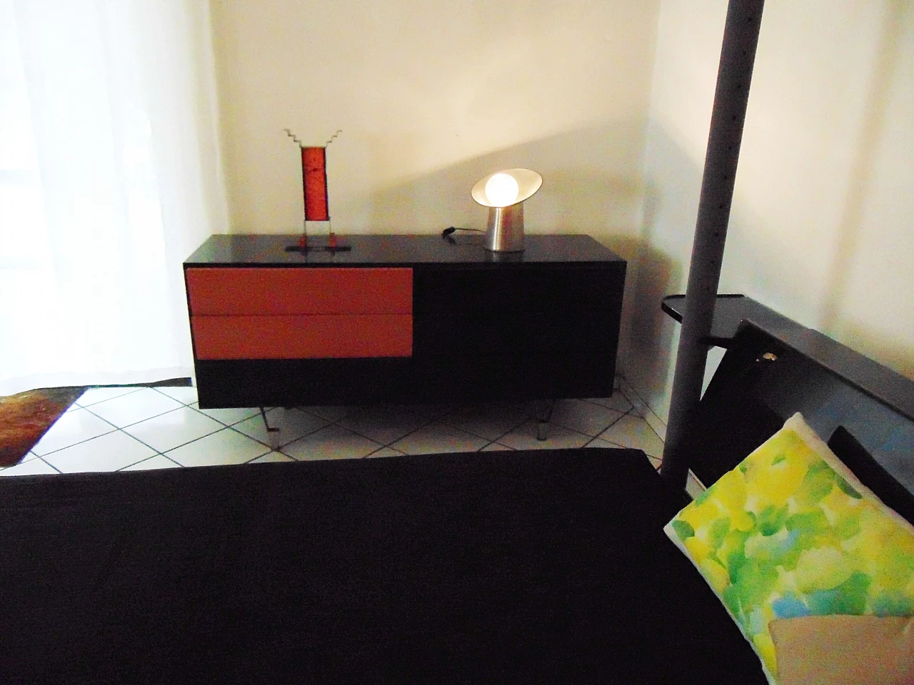 Letto a baldacchino e cassettiera lacca satin e lucido scuro, Sormani, Italia, 1989 1069401