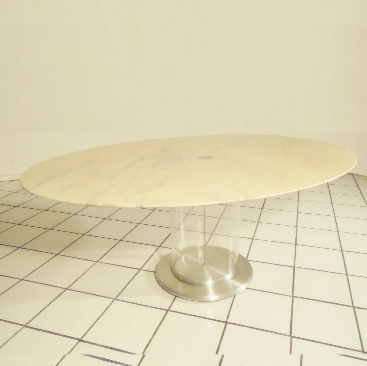 Tavolo "Ellisse" marmo bianco con base in plexiglas e fusione di alluminio , di Claudio Salocchi per Sormani, anni '70 1069516