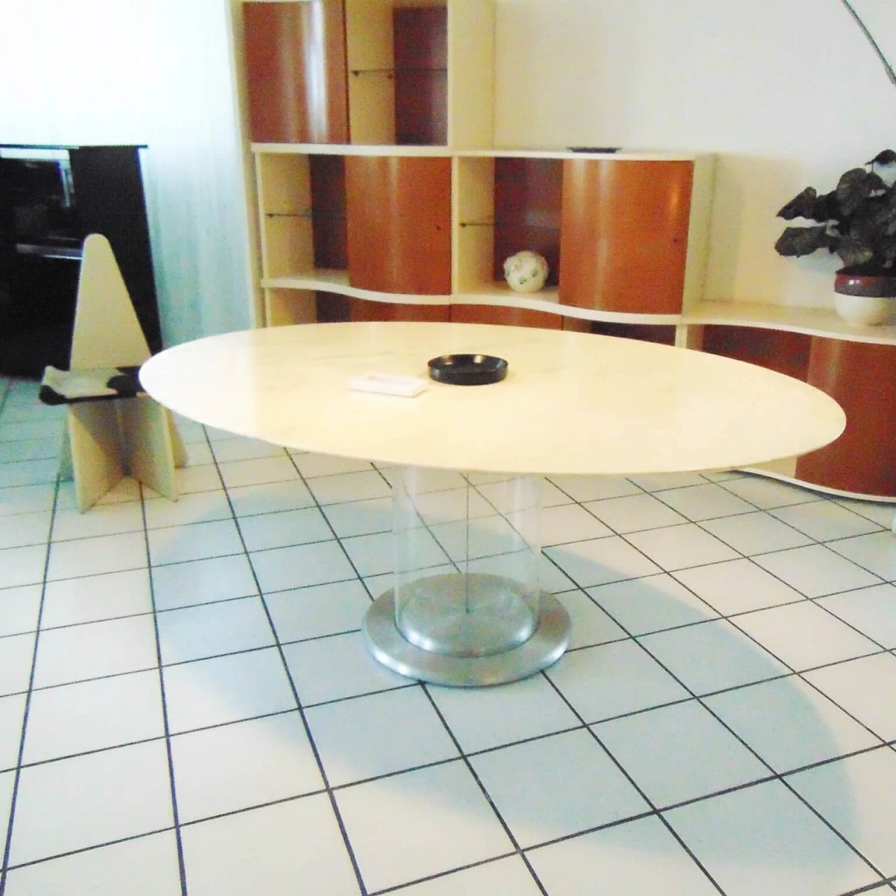 Tavolo "Ellisse" marmo bianco con base in plexiglas e fusione di alluminio , di Claudio Salocchi per Sormani, anni '70 1069521