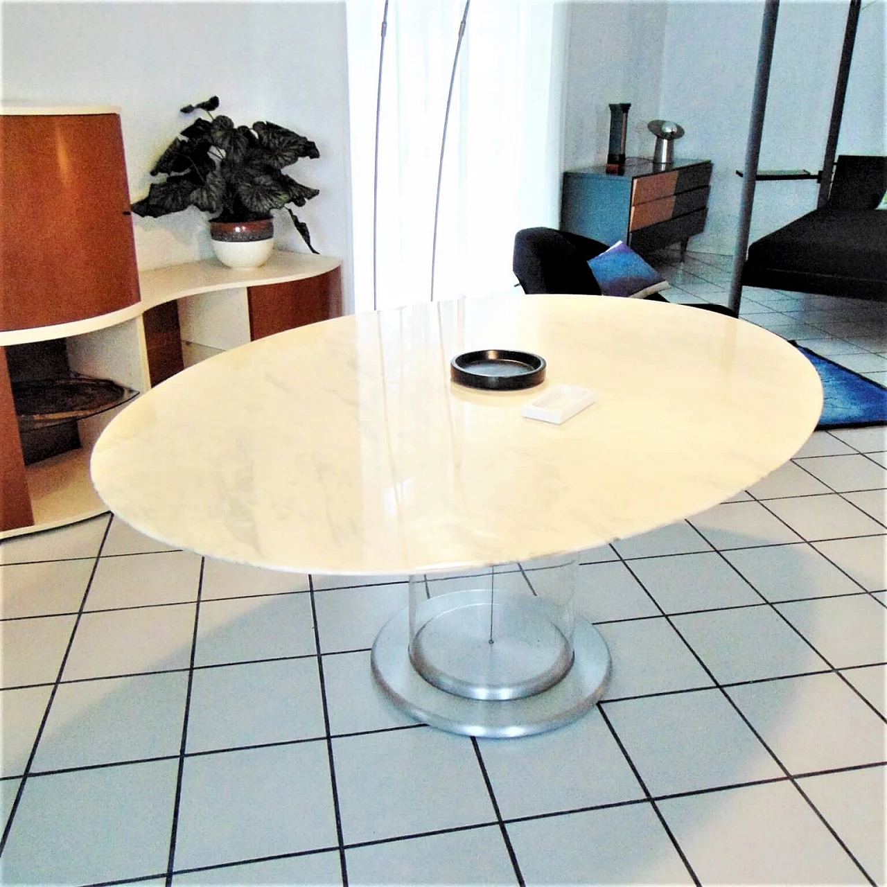 Tavolo "Ellisse" marmo bianco con base in plexiglas e fusione di alluminio , di Claudio Salocchi per Sormani, anni '70 1069524