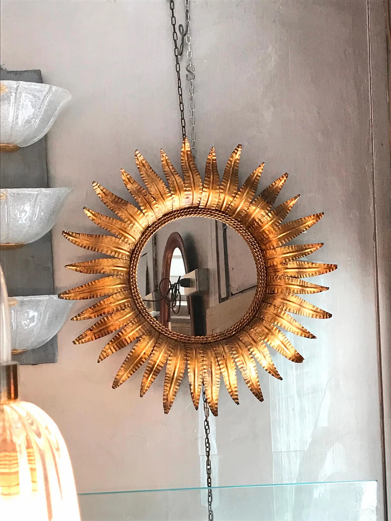 Specchio entro cornice dorata a forma di sole 2