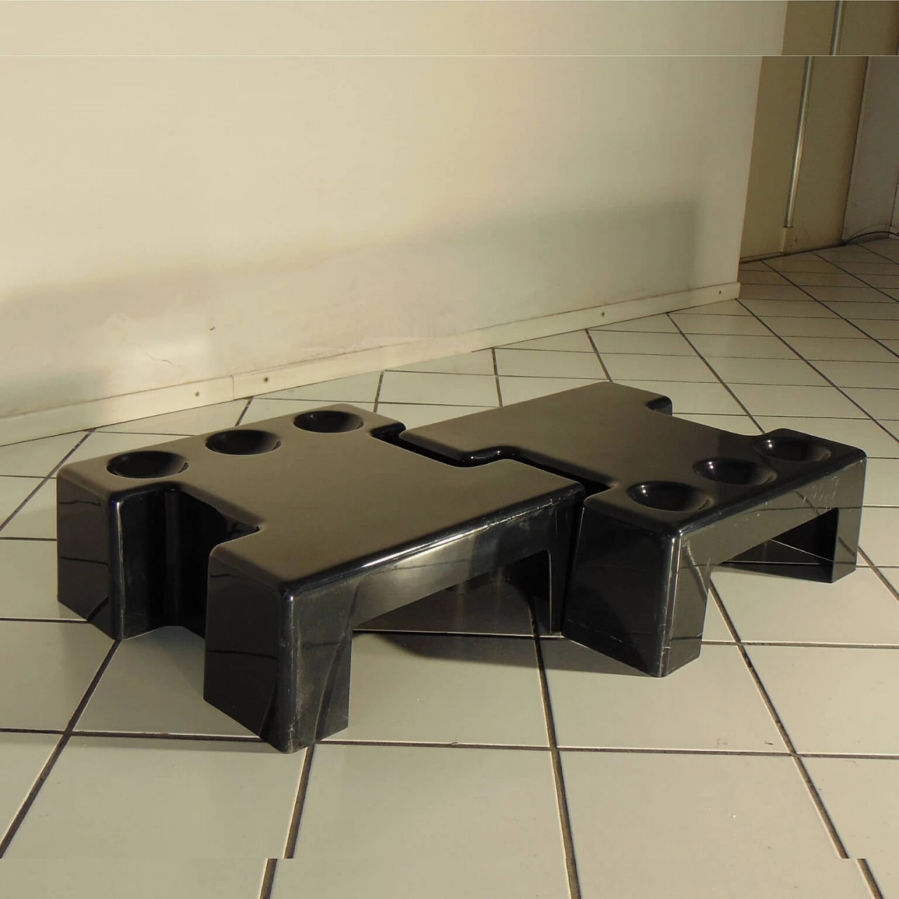 Coppia di tavolini impilabili e combinabili in plastica termoformata nera lucida, Sormani, 1972 1071647
