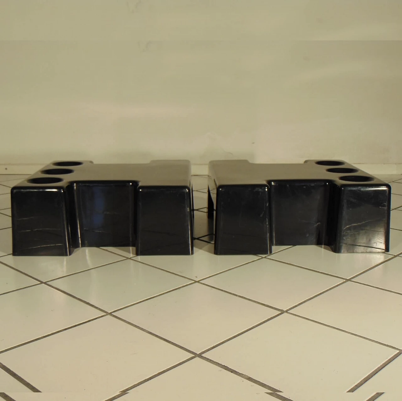 Coppia di tavolini impilabili e combinabili in plastica termoformata nera lucida, Sormani, 1972 1071649
