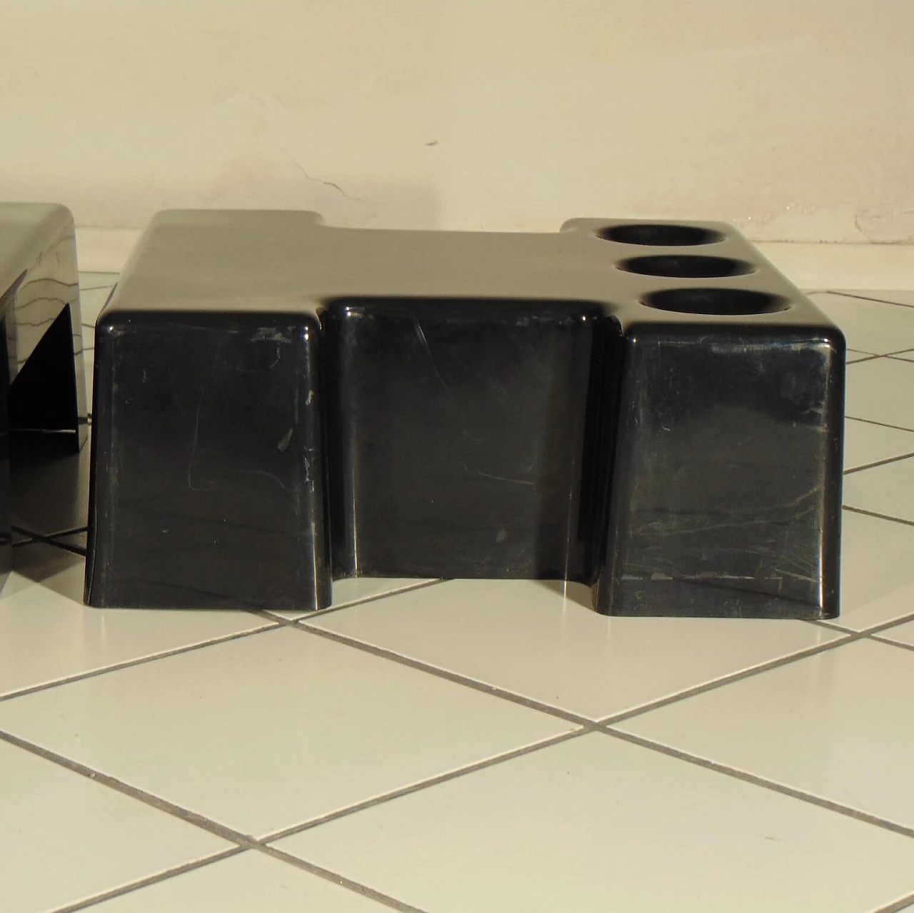 Coppia di tavolini impilabili e combinabili in plastica termoformata nera lucida, Sormani, 1972 1071650