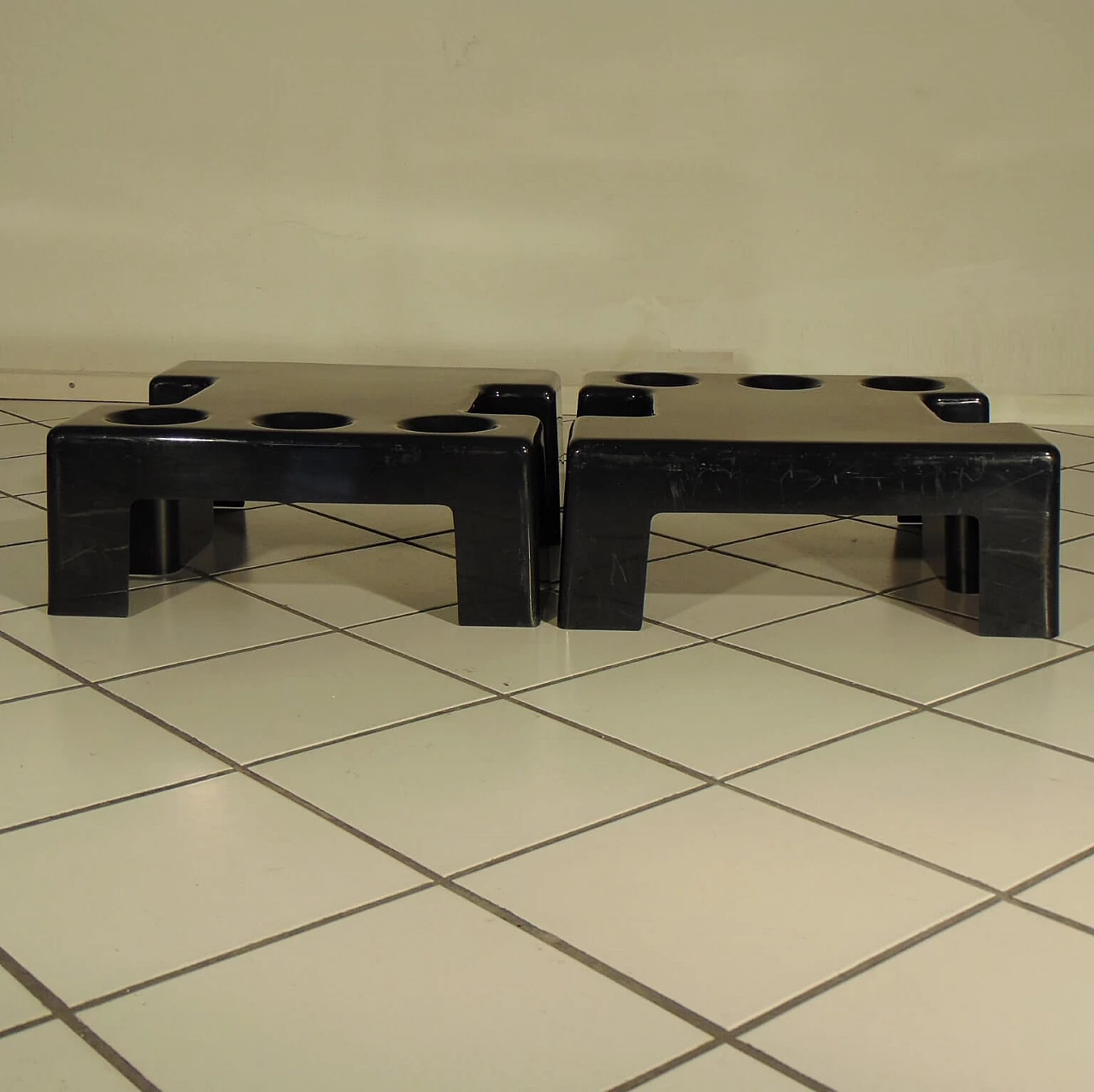 Coppia di tavolini impilabili e combinabili in plastica termoformata nera lucida, Sormani, 1972 1071651