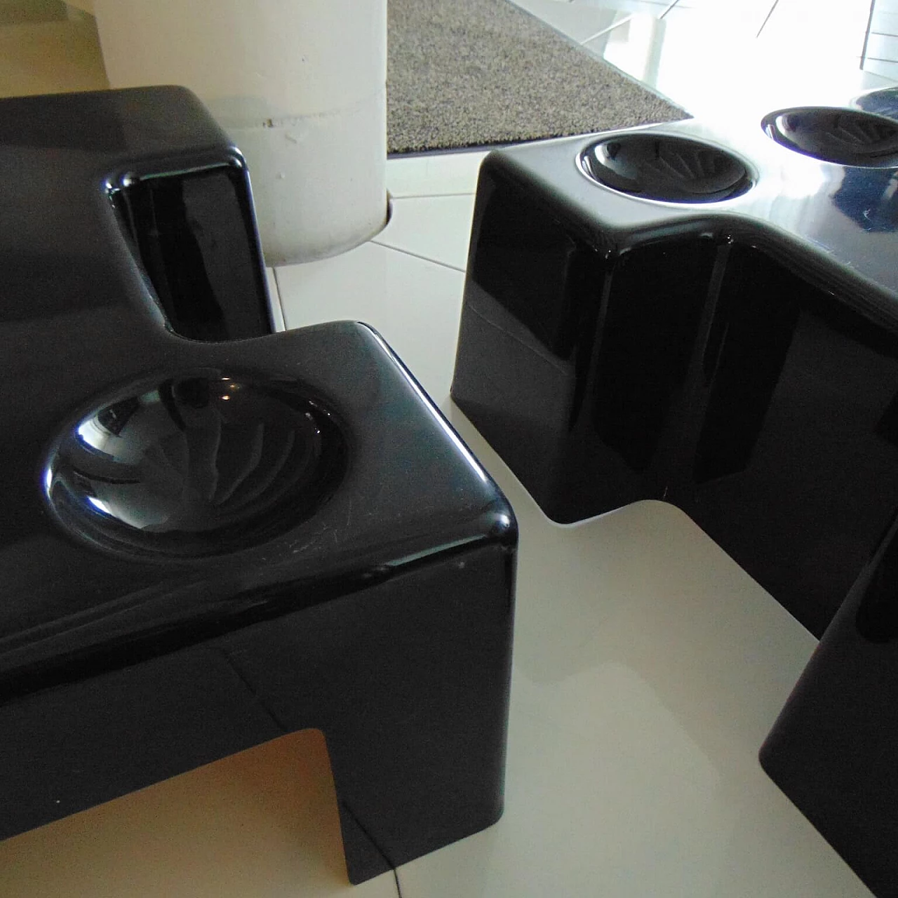 Coppia di tavolini impilabili e combinabili in plastica termoformata nera lucida, Sormani, 1972 1071657