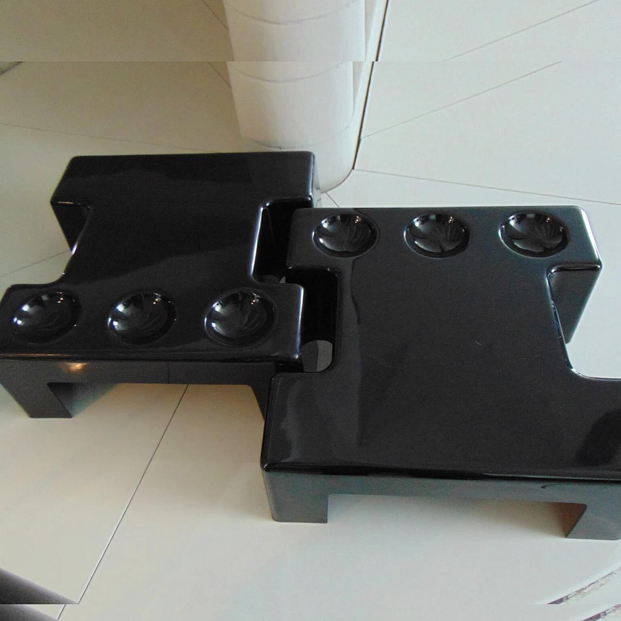 Coppia di tavolini impilabili e combinabili in plastica termoformata nera lucida, Sormani, 1972 1071658