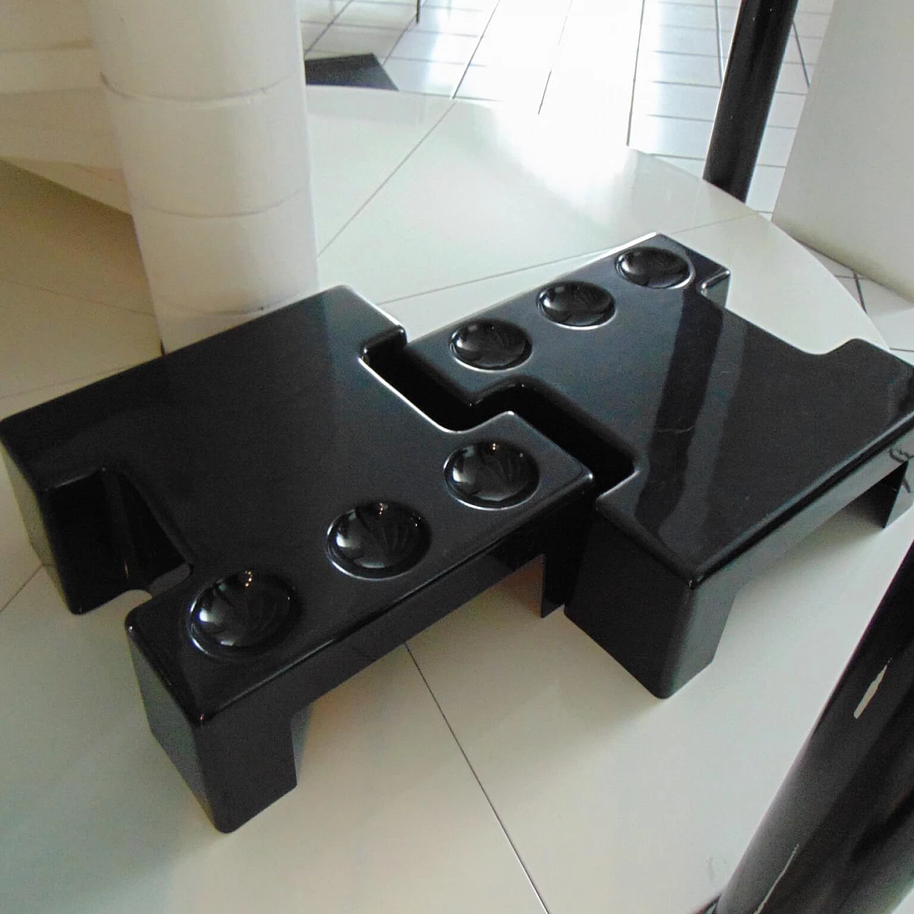 Coppia di tavolini impilabili e combinabili in plastica termoformata nera lucida, Sormani, 1972 1071659
