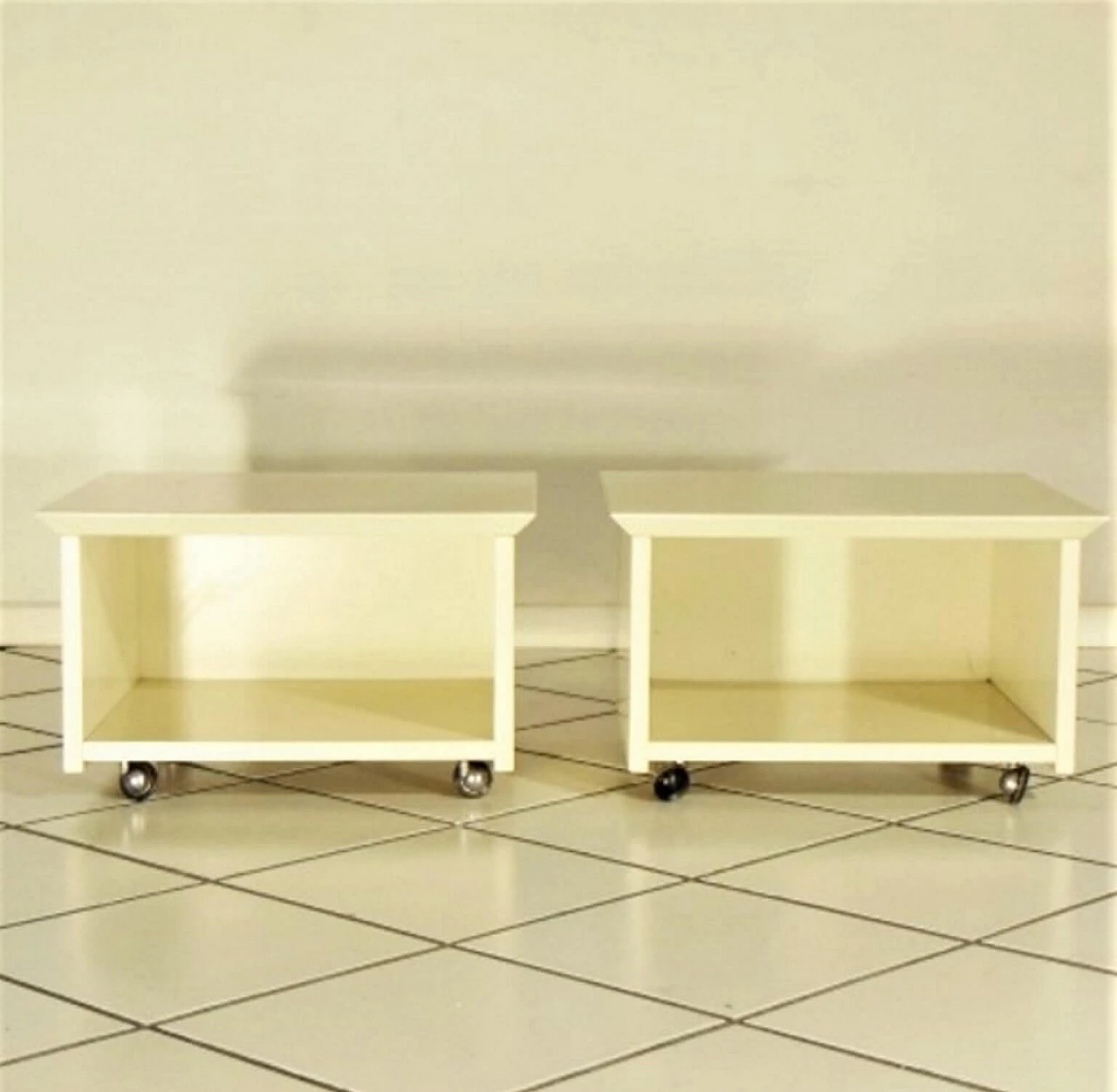 Pair of bedside tables on wheels by Claudio Salocchi for Sormani in special sand lacquer, 1975 1071669