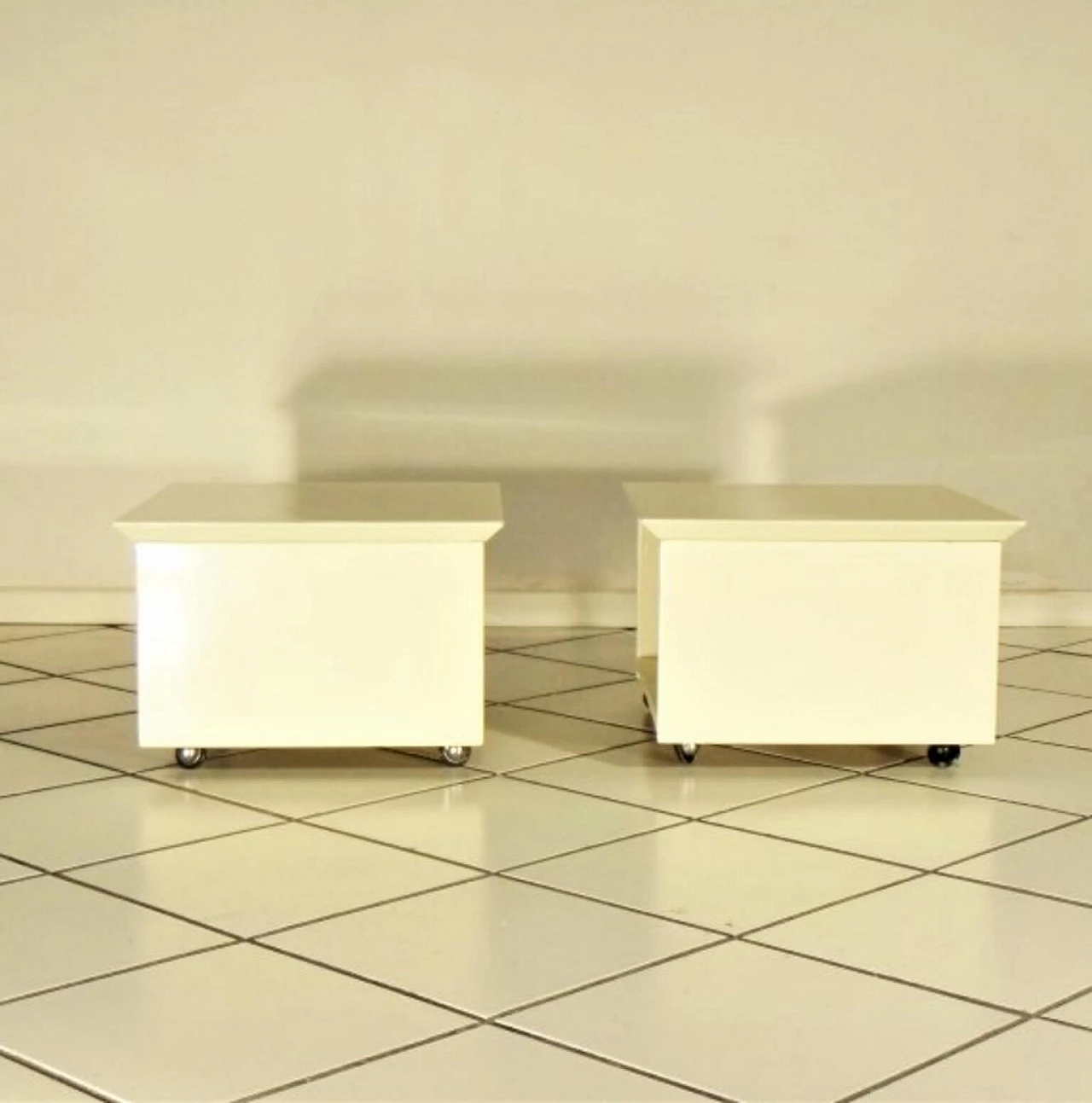 Pair of bedside tables on wheels by Claudio Salocchi for Sormani in special sand lacquer, 1975 1071671
