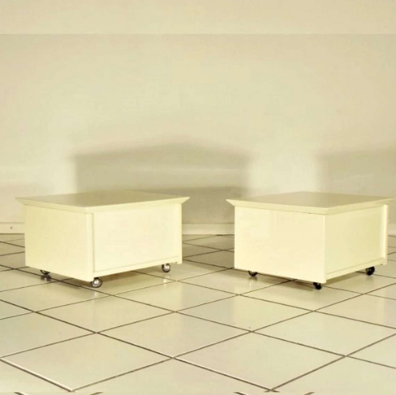 Pair of bedside tables on wheels by Claudio Salocchi for Sormani in special sand lacquer, 1975 1071672