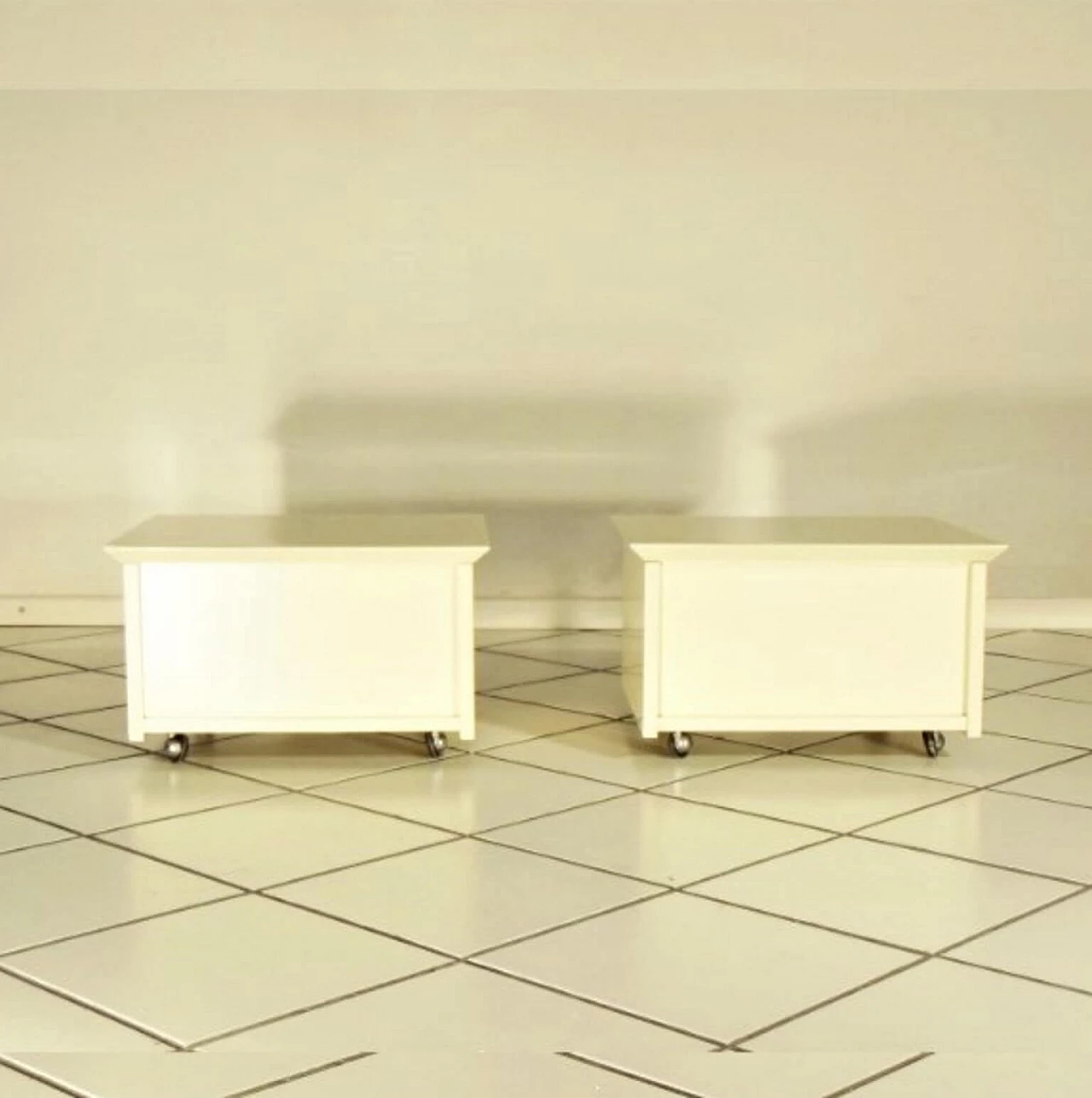 Pair of bedside tables on wheels by Claudio Salocchi for Sormani in special sand lacquer, 1975 1071673