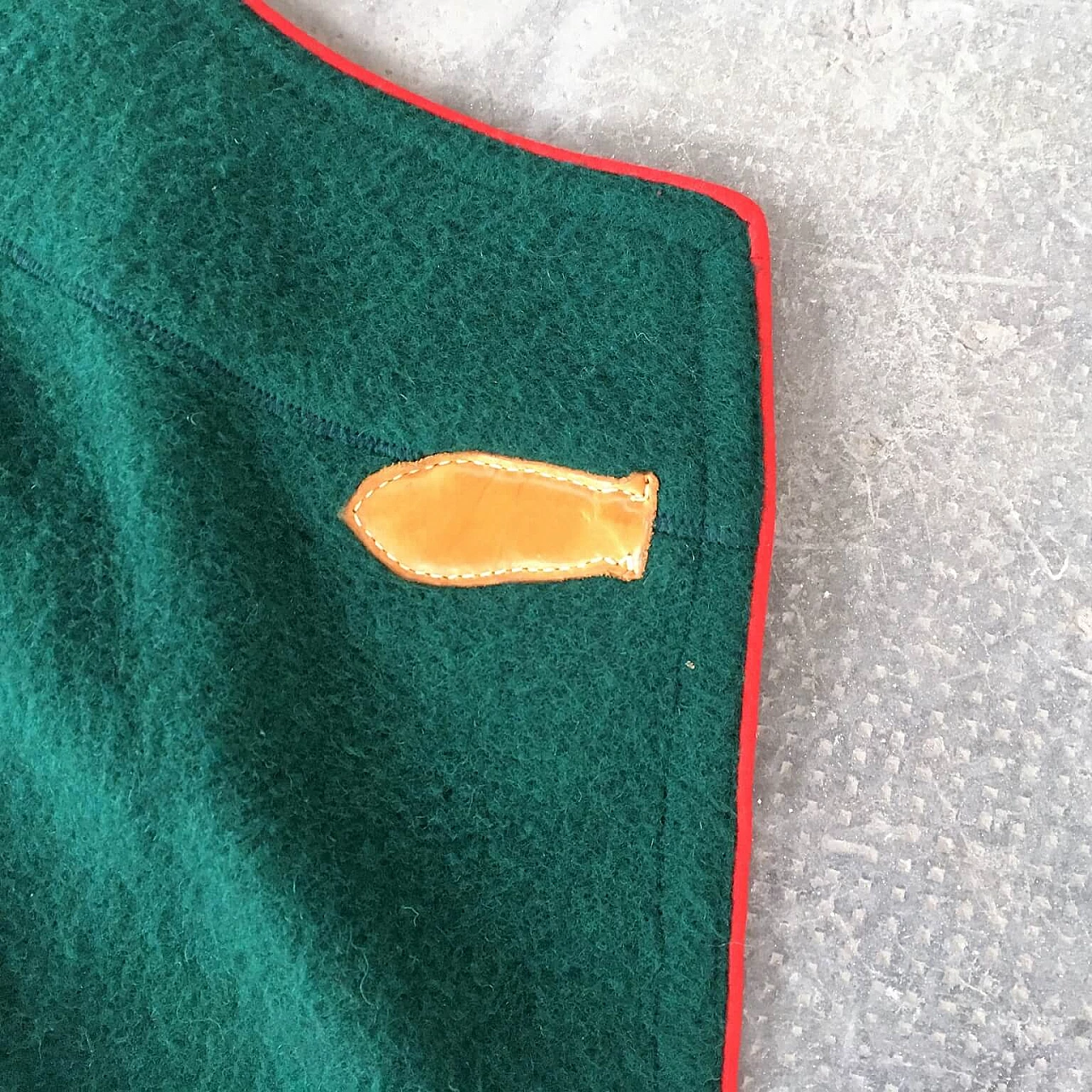 Coperta verde Selleria Pariani, realizzata a mano, pura lana vergine, profili rossi e cuoio, 1980 1071704