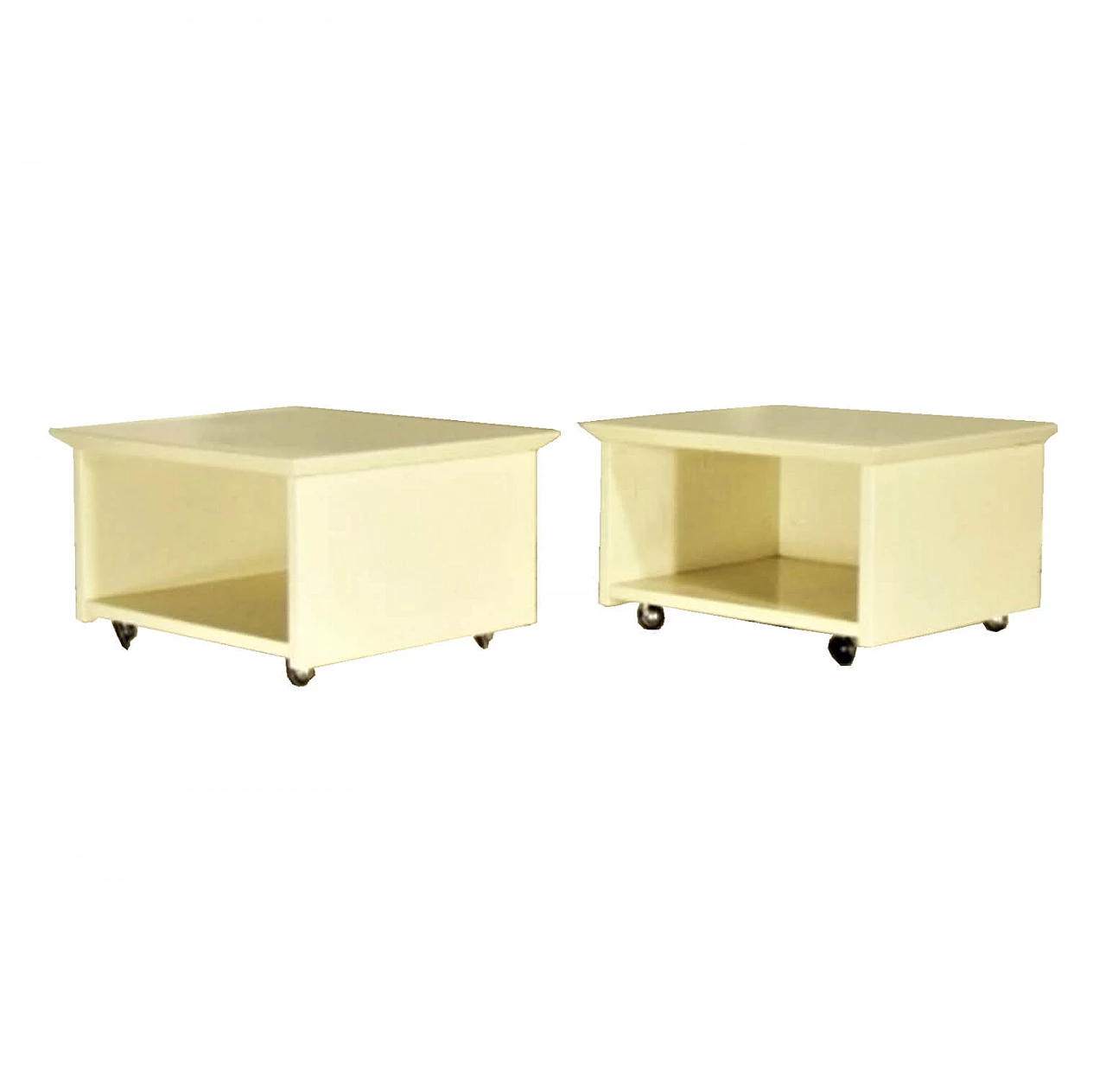 Pair of bedside tables on wheels by Claudio Salocchi for Sormani in special sand lacquer, 1975 1072128