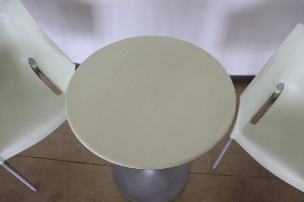 Tavolo e due sedie design di Philippe Starck per Kartell, anni '90 1072751