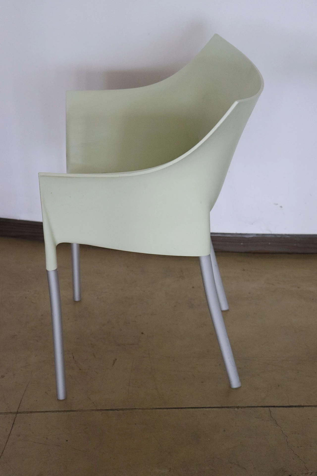 Tavolo e due sedie design di Philippe Starck per Kartell, anni '90 1072757