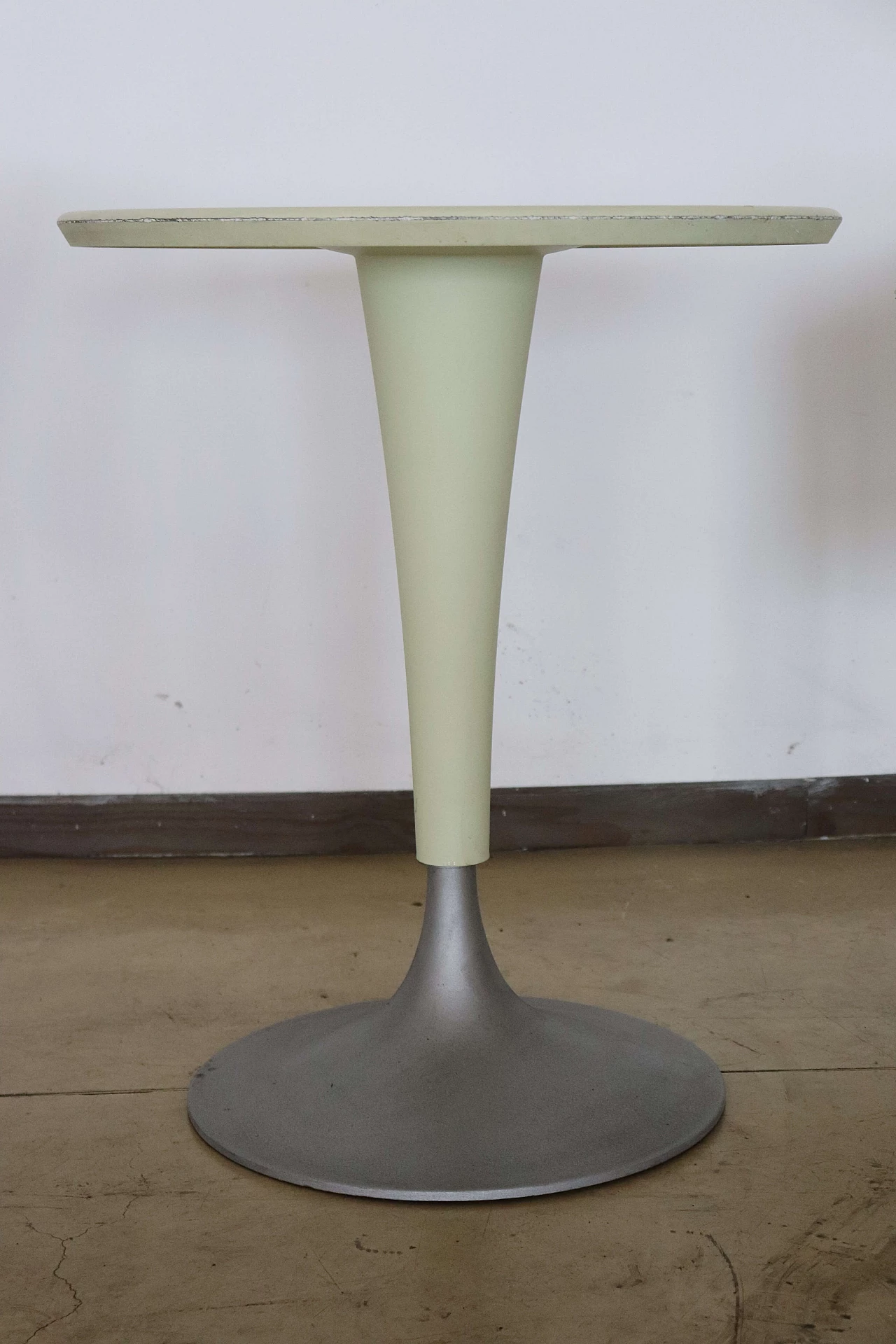 Tavolo e due sedie design di Philippe Starck per Kartell, anni '90 1072759