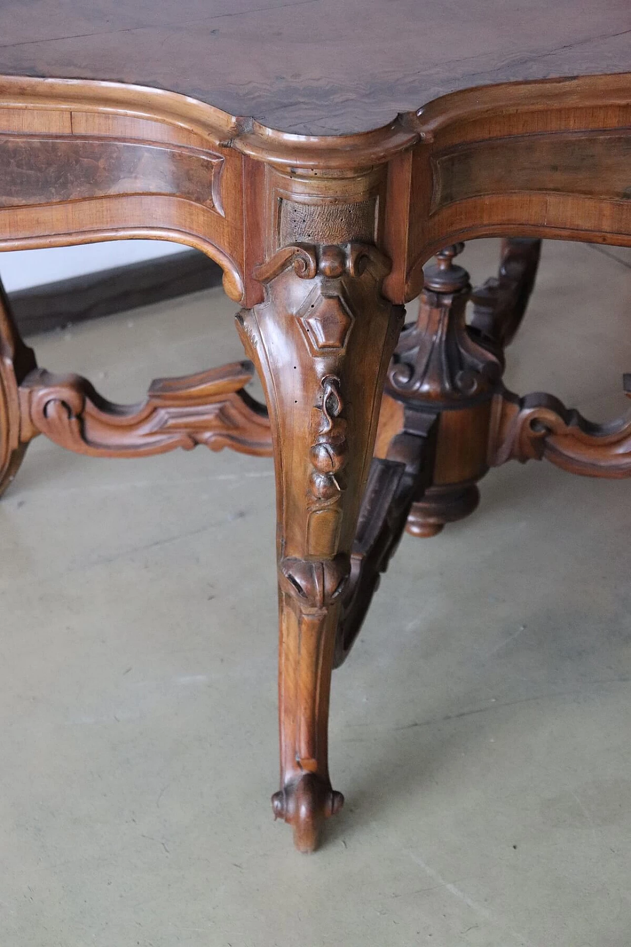 Large antique floral table with biscuit in walnut and high briarwood of the XIX century 1072795