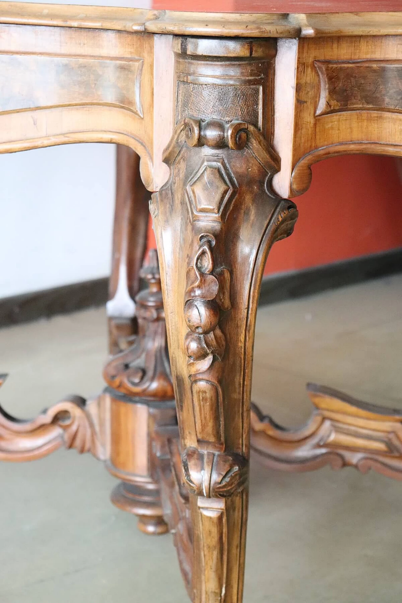 Grande tavolo antico a biscotto in noce e radica alta epoca secolo XIX 1072801