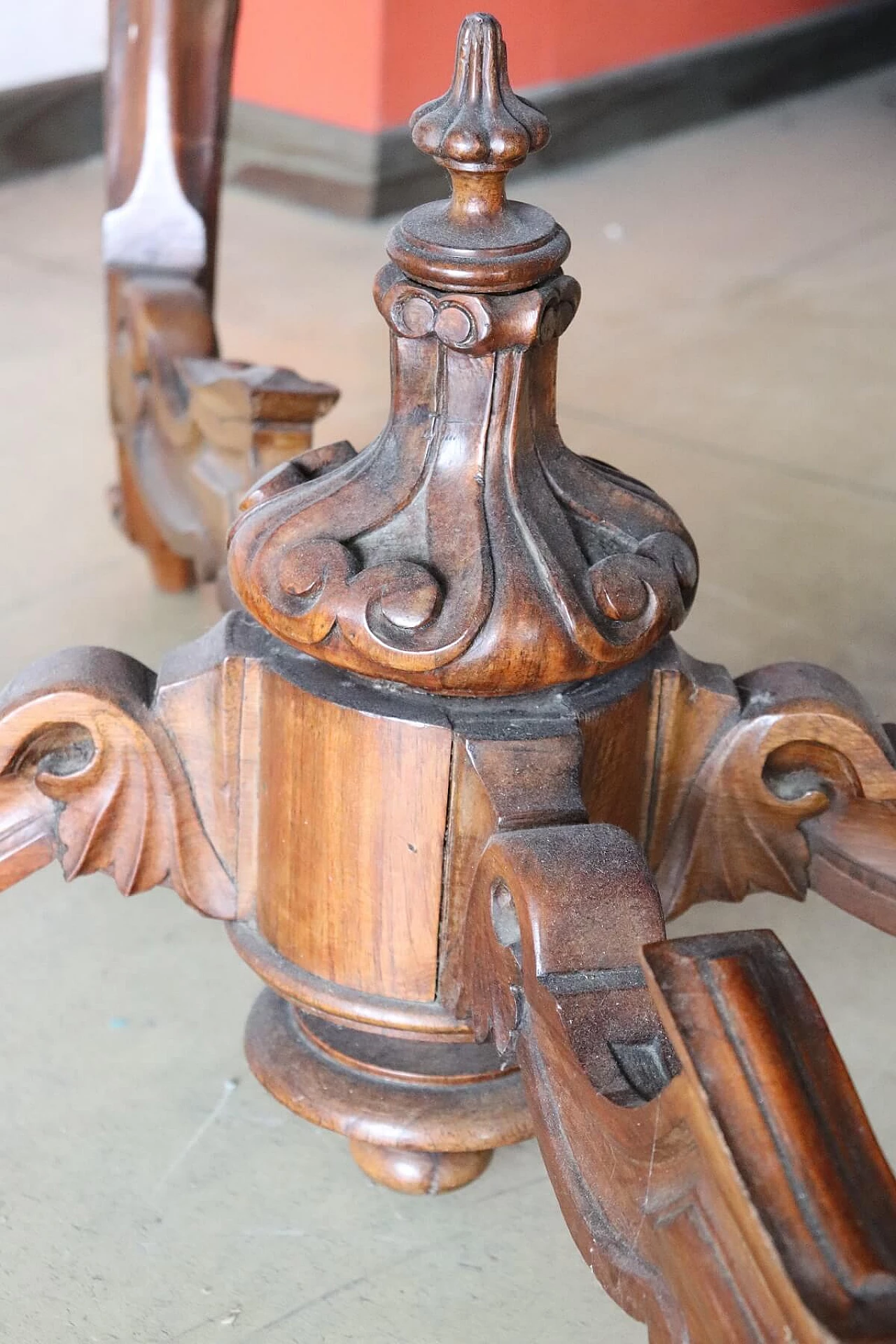 Grande tavolo antico a biscotto in noce e radica alta epoca secolo XIX 1072803