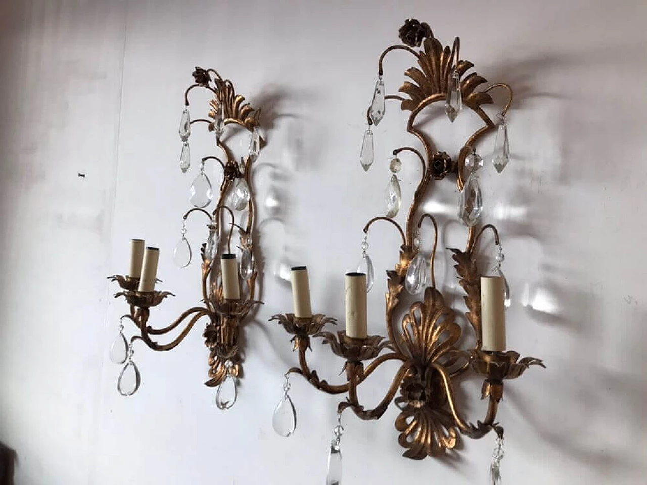 Coppia di appliques in metallo e vetro. Italia anni '60 2