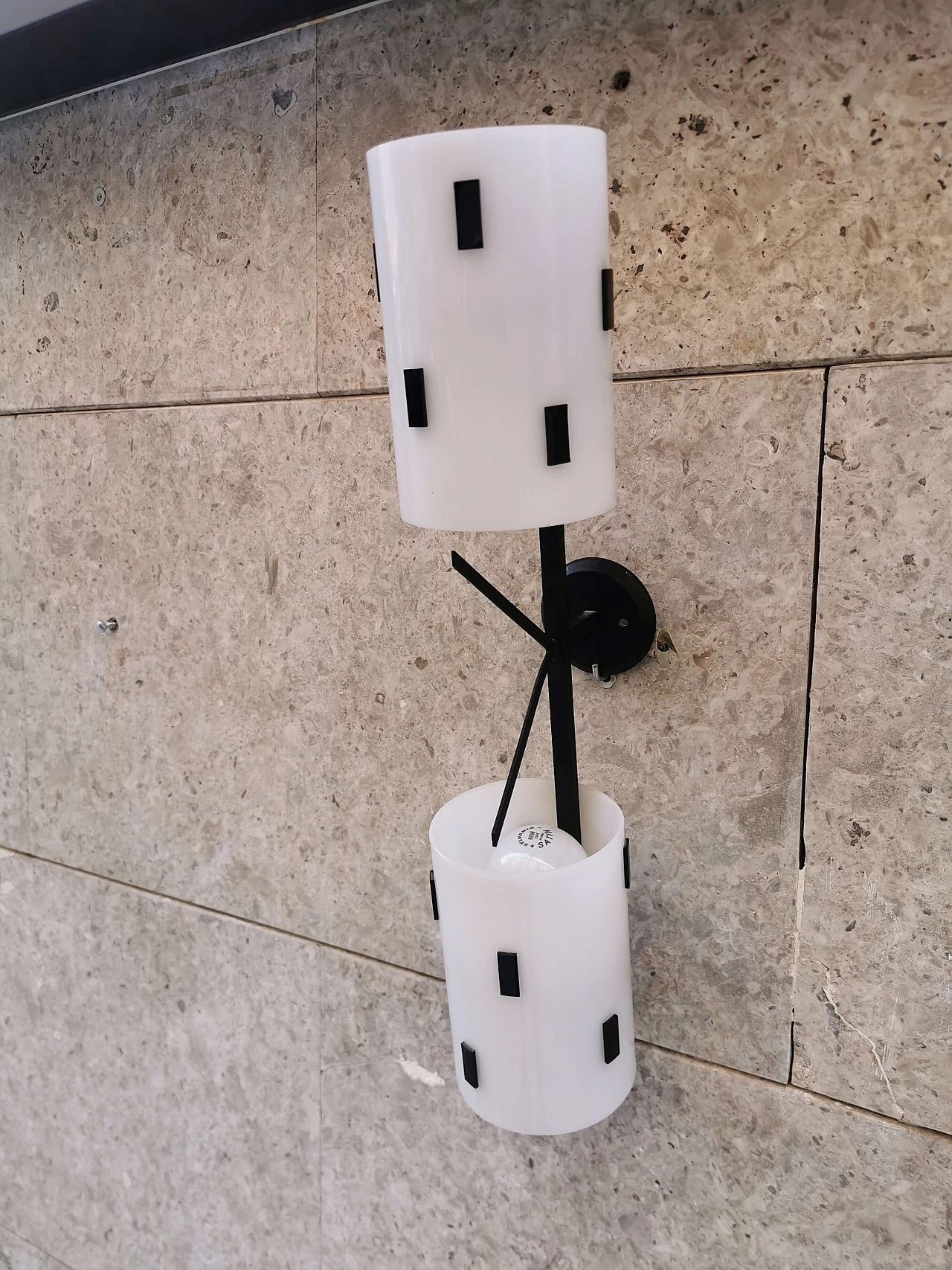 Applique singola a due luci in metallo e plexiglass, Italia, anni '50 1073537