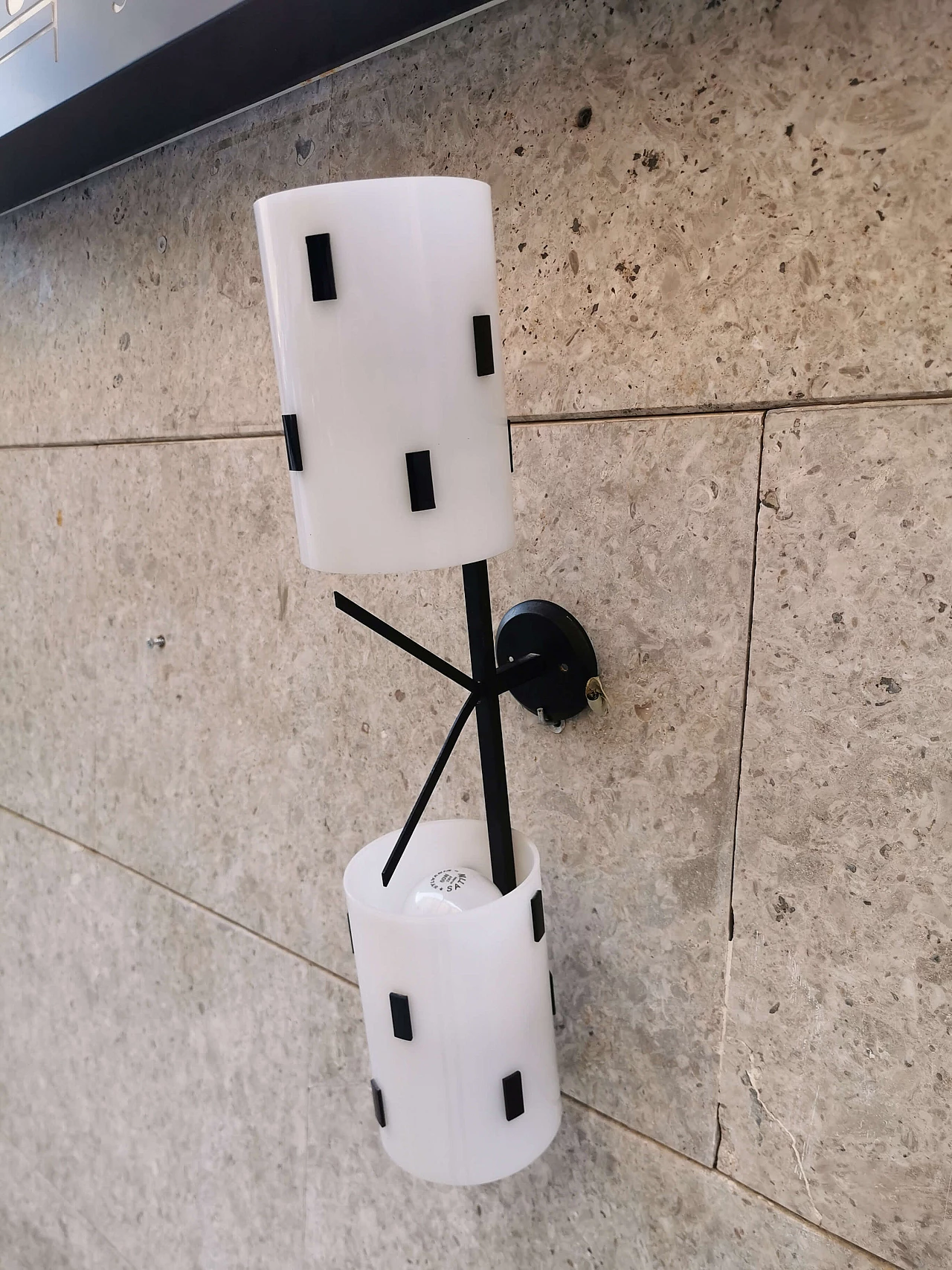 Applique singola a due luci in metallo e plexiglass, Italia, anni '50 1073546