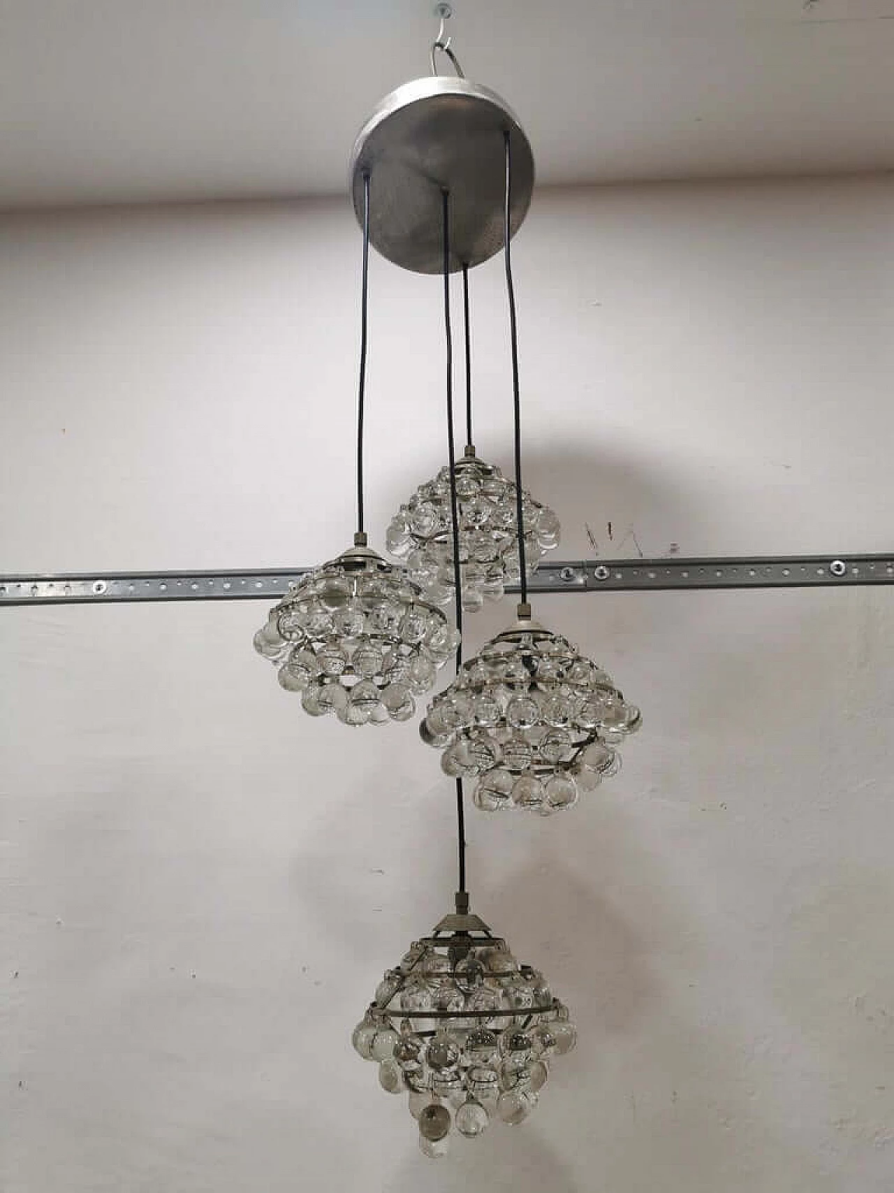 Lampada a 4 pendenti di Zero Quattro con sfere di vetro, Milano, metà '900 1073983