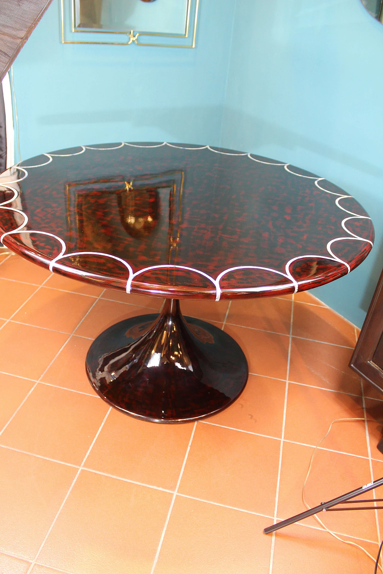 Turtle lacquered mahogany round table with mother-of-pearl inlays 1074153