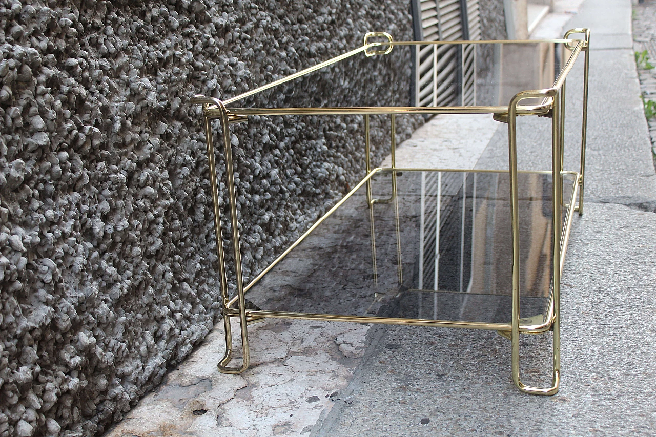 Tavolino da caffè italiano in ottone e vetro fumé, anni '70 1074182