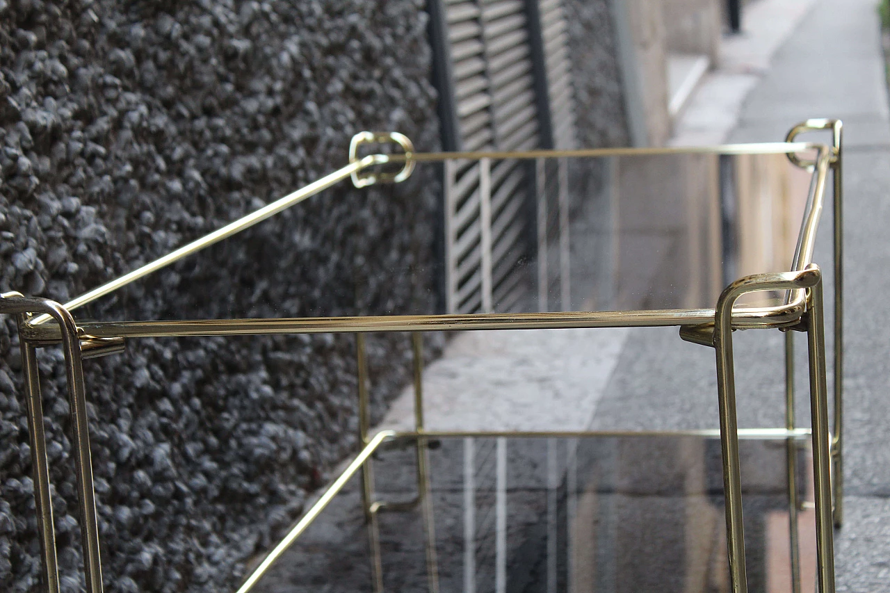 Tavolino da caffè italiano in ottone e vetro fumé, anni '70 1074183