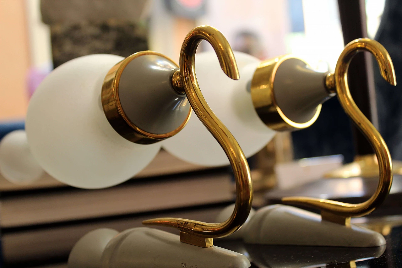 Coppia di applique in ottone e vetro satinato, Italia, anni '50 1074191