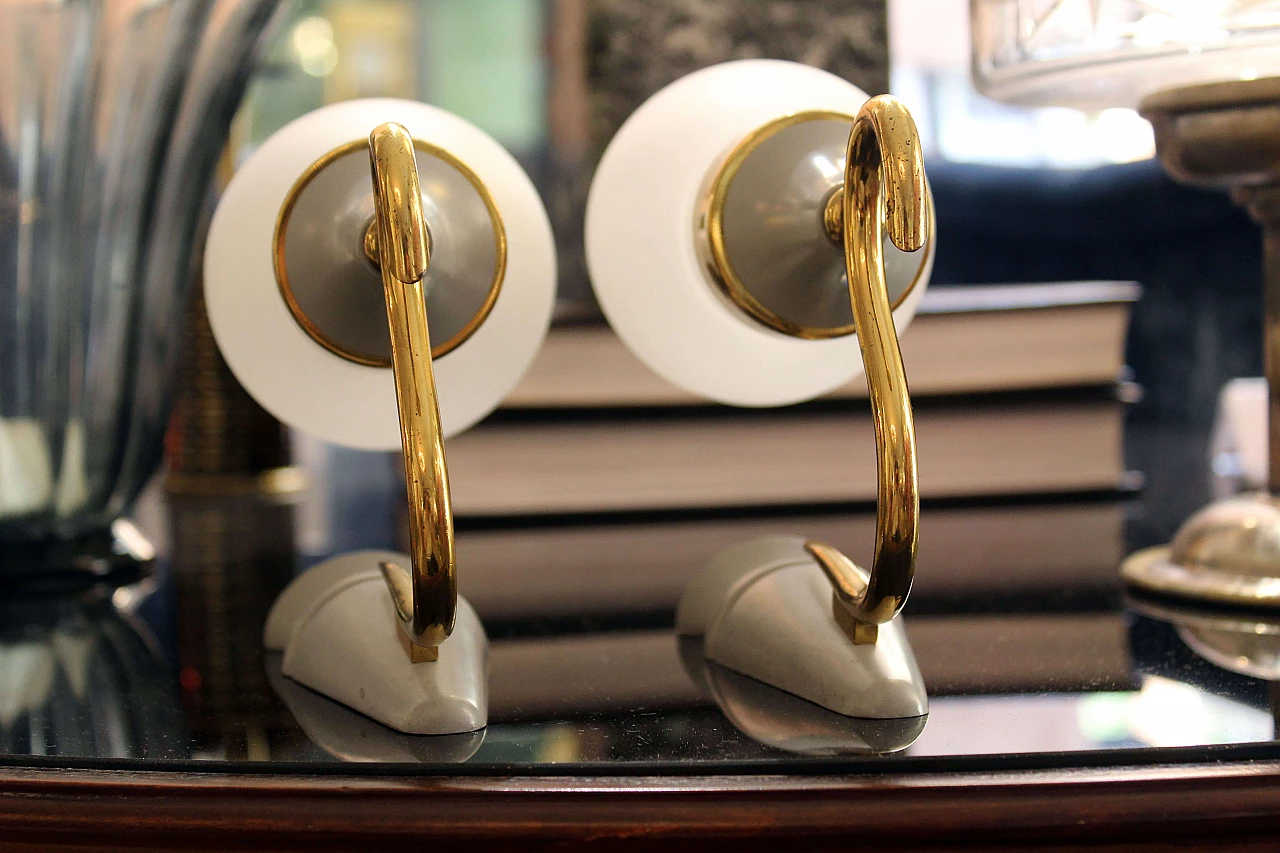 Coppia di applique in ottone e vetro satinato, Italia, anni '50 1074192