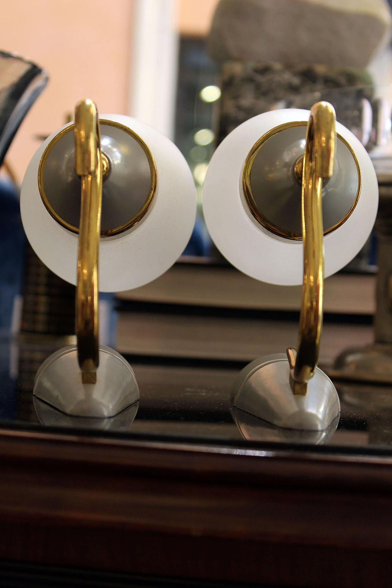 Coppia di applique in ottone e vetro satinato, Italia, anni '50 1074197