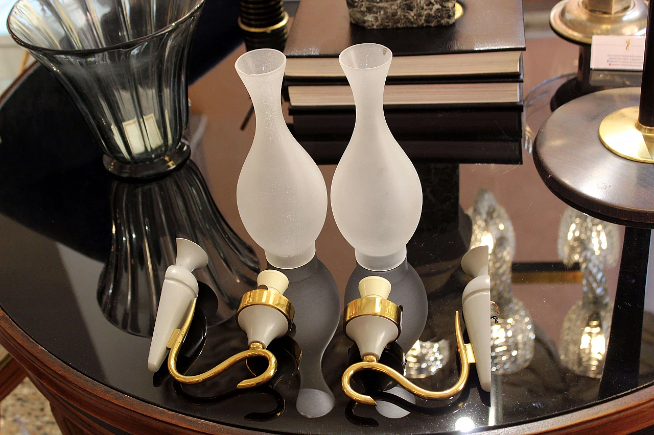 Coppia di applique in ottone e vetro satinato, Italia, anni '50 1074199