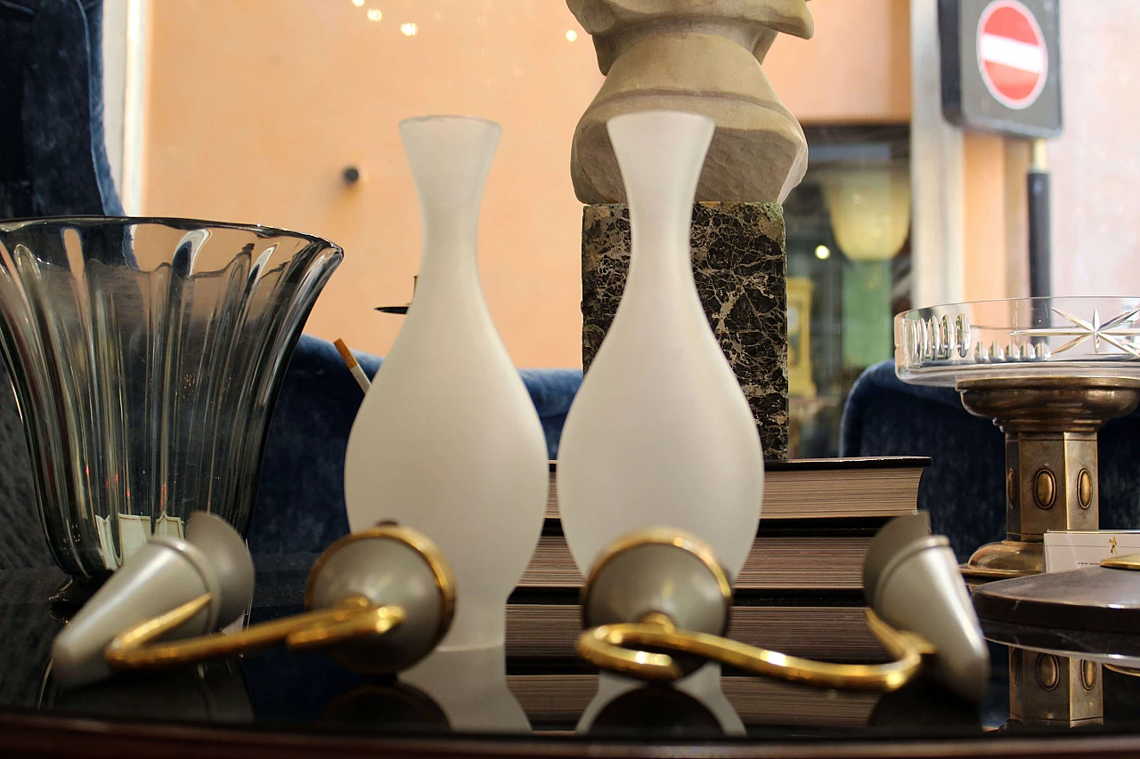 Coppia di applique in ottone e vetro satinato, Italia, anni '50 1074200