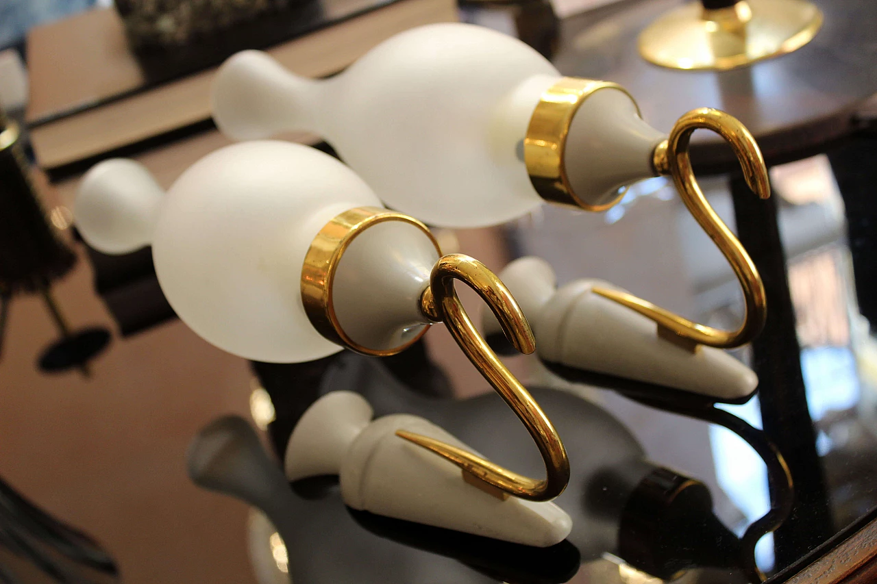 Coppia di applique in ottone e vetro satinato, Italia, anni '50 1074204