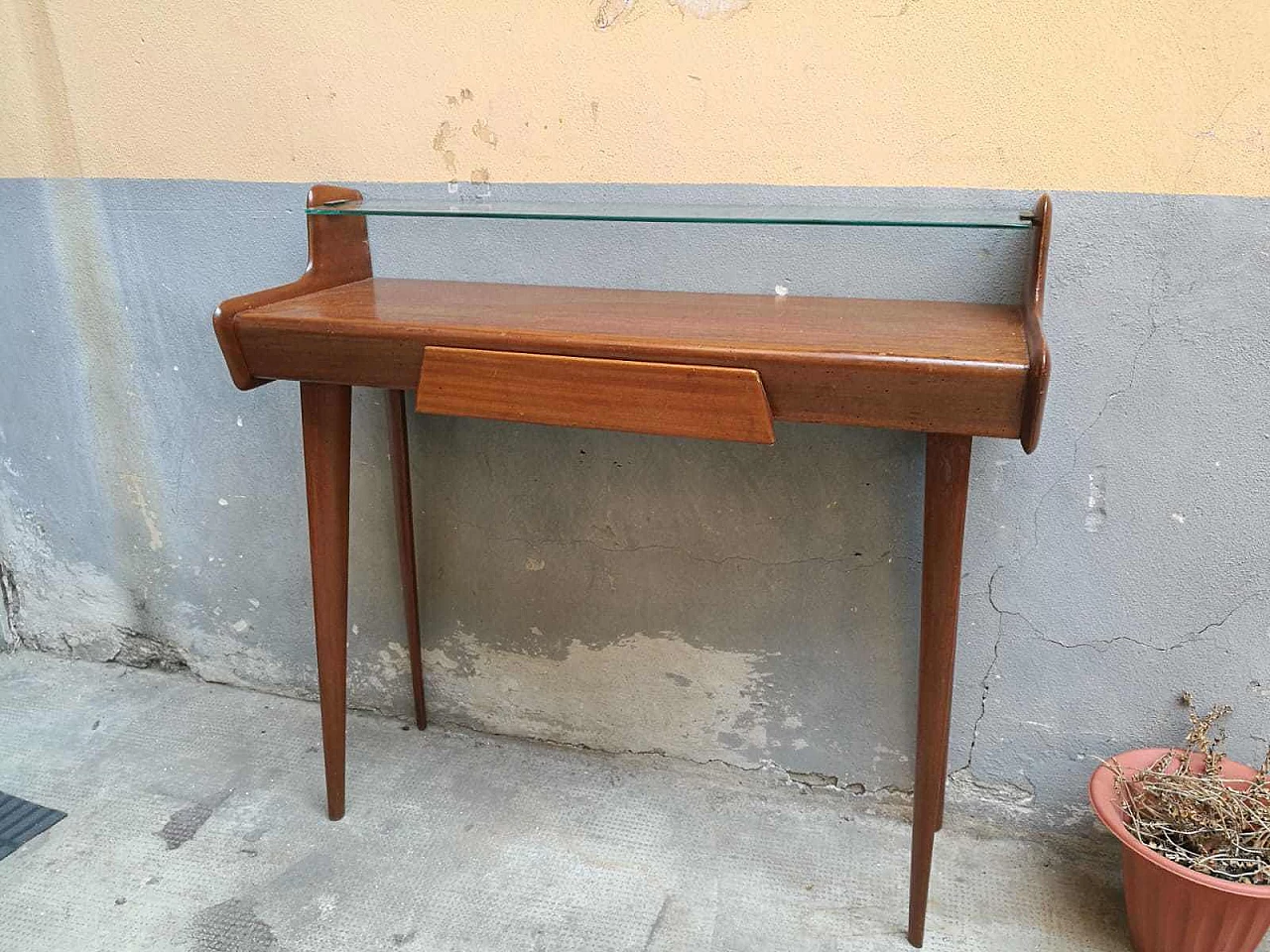 Consolle in legno con ripiano in vetro anni '60  4