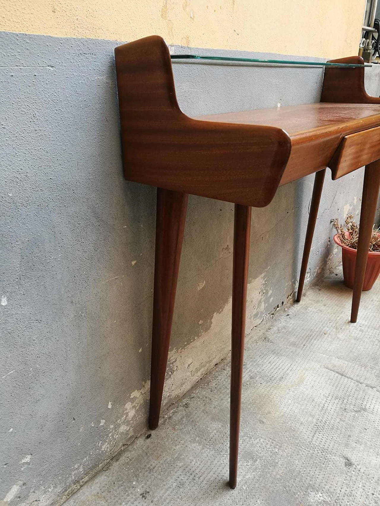 Consolle in legno con ripiano in vetro anni '60  3