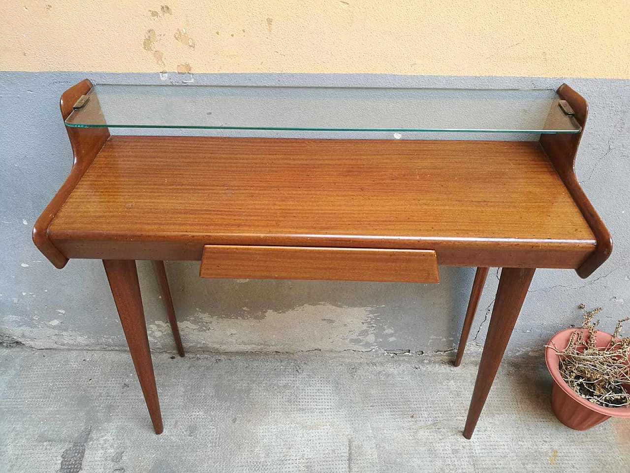 Consolle in legno con ripiano in vetro anni '60  2