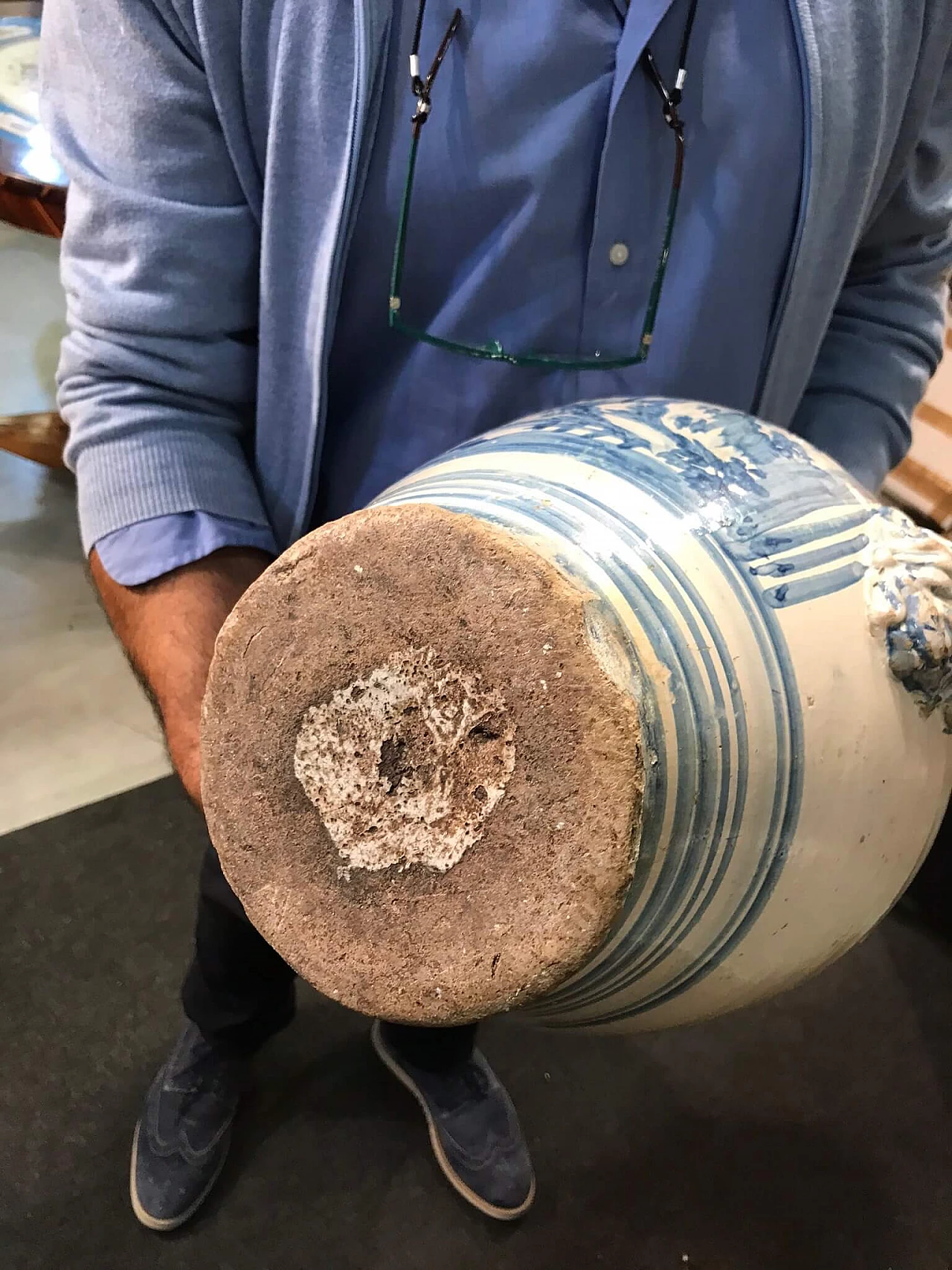 Neapolitan Vase  by Andrea Vaccari in blue painted majolica, 18th century 1074601