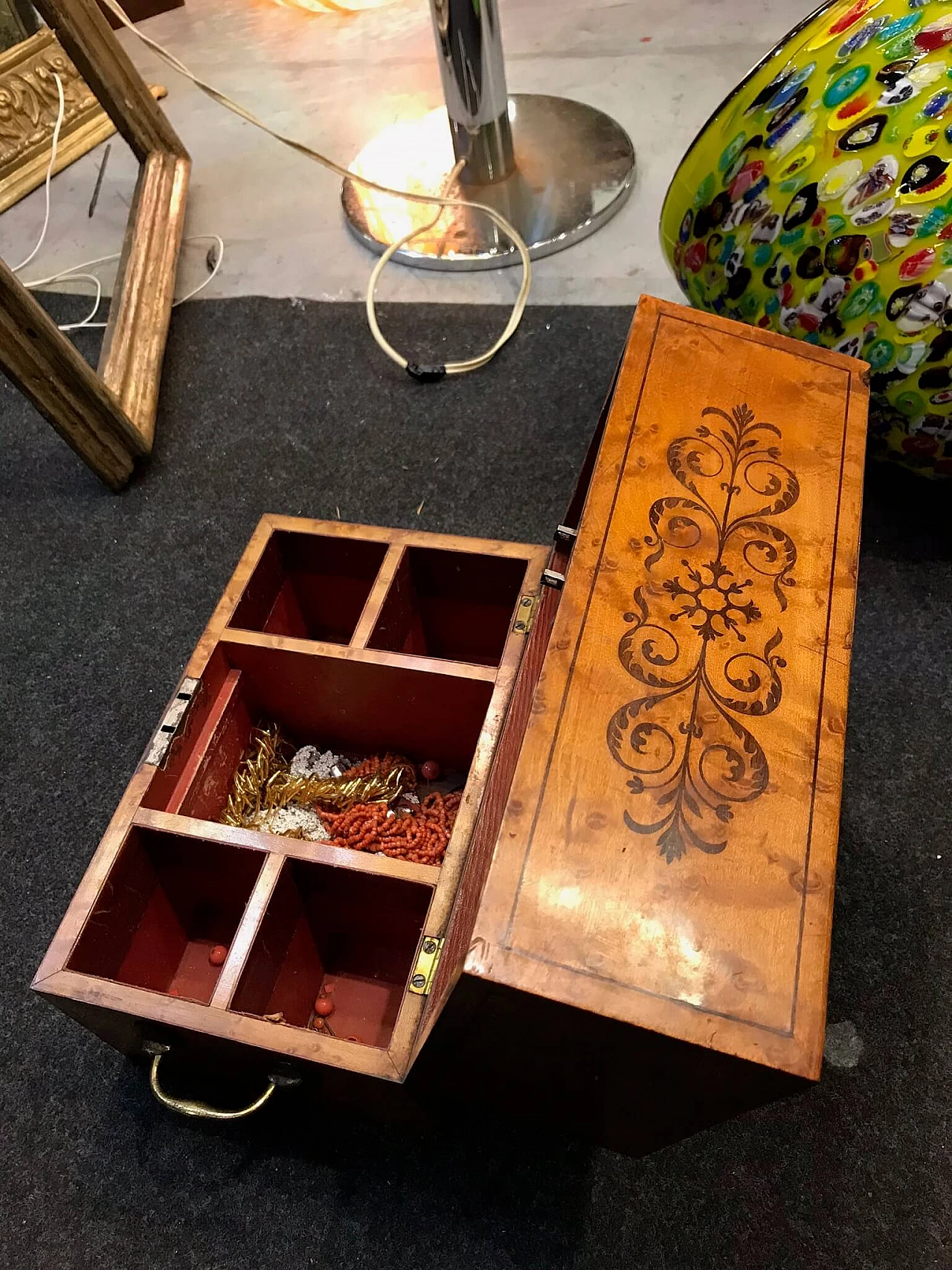 Scatola in legno di acero occhiellato, con intarsi in ebano viola 1074612