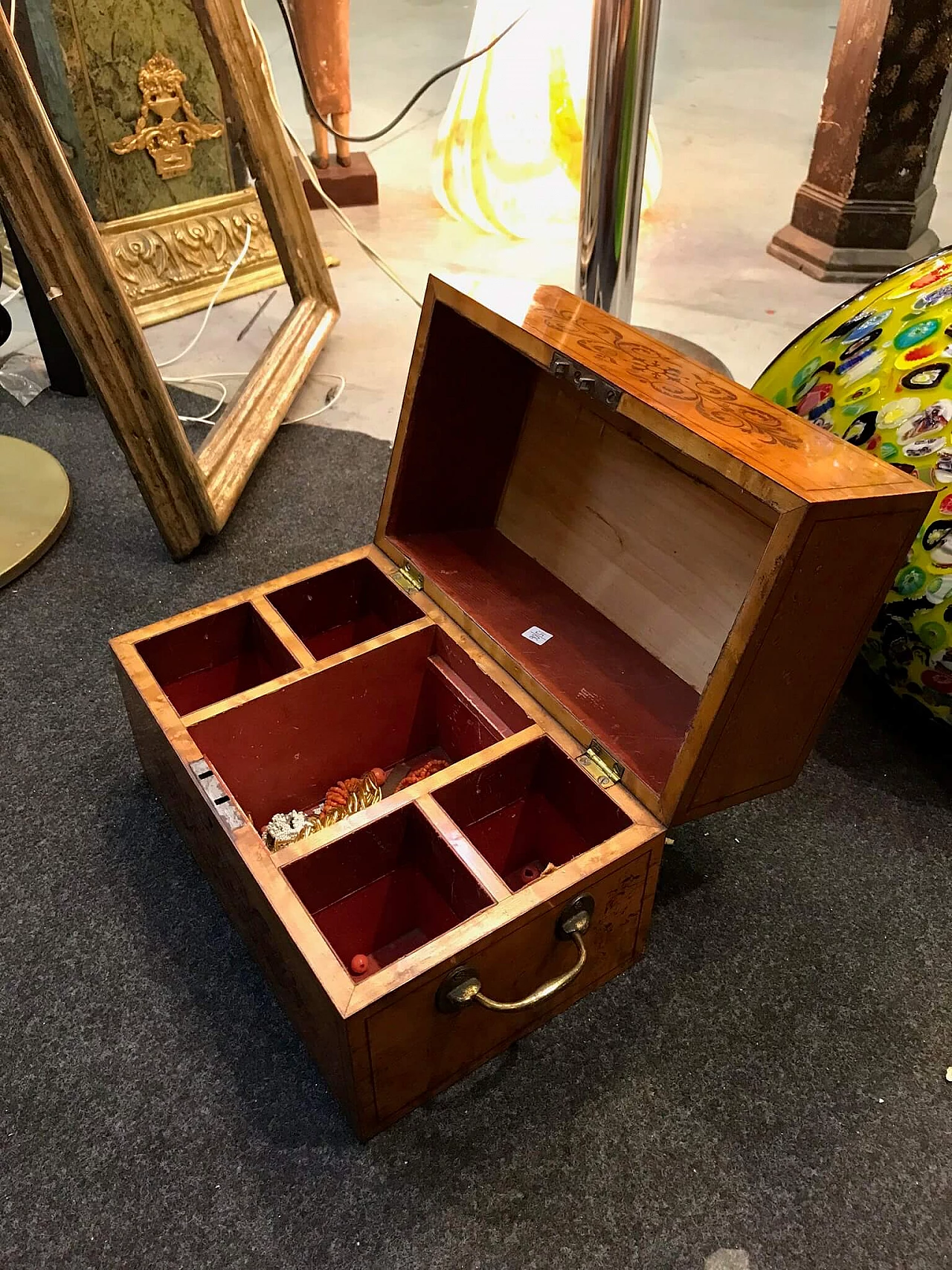 Scatola in legno di acero occhiellato, con intarsi in ebano viola 1074613