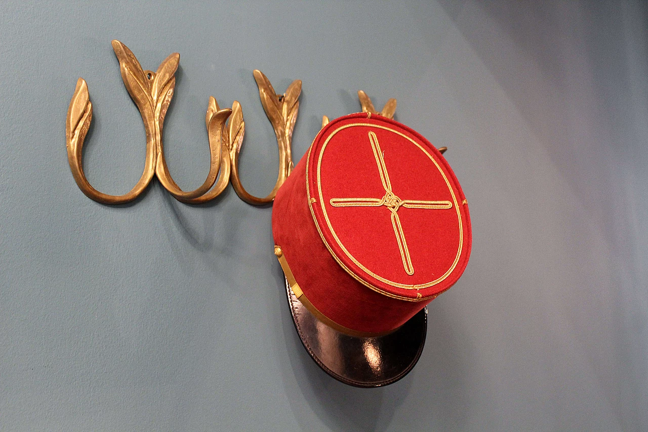 Red velvet French Gendarmerie hat made for the theatre, 60s 1074767