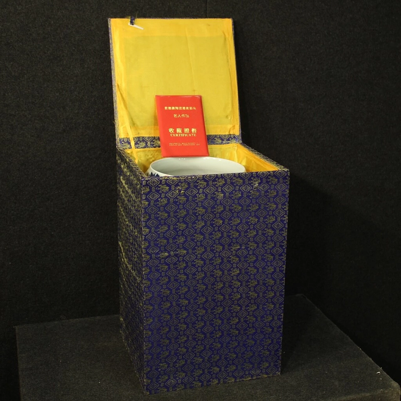 Vaso cinese in porcellana di Jingdezhen smaltata e dipinta 1074819