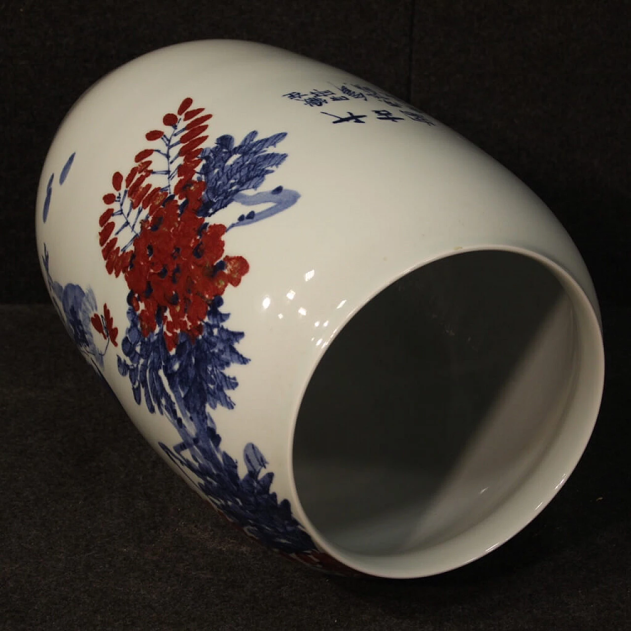 Vaso cinese in porcellana di Jingdezhen smaltata e dipinta 1074827