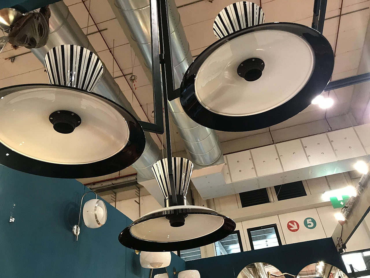 Lampadario in metallo e vetro di Murano, bianco e nero, anni '70 1075149